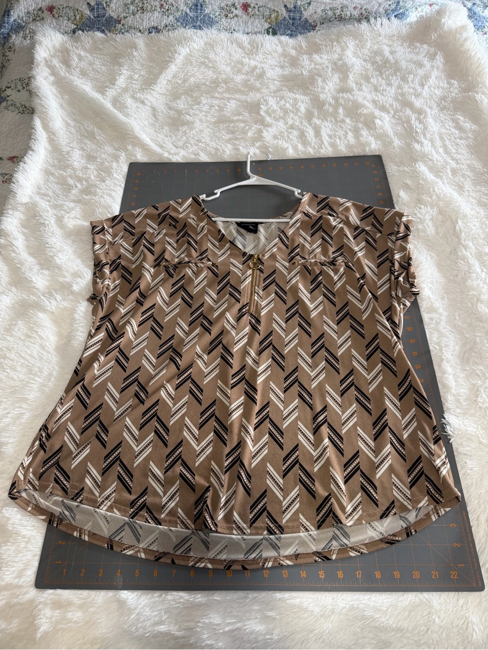Cap-Sleeve Chevron Print Blouse in Brown flower & feather 2XL